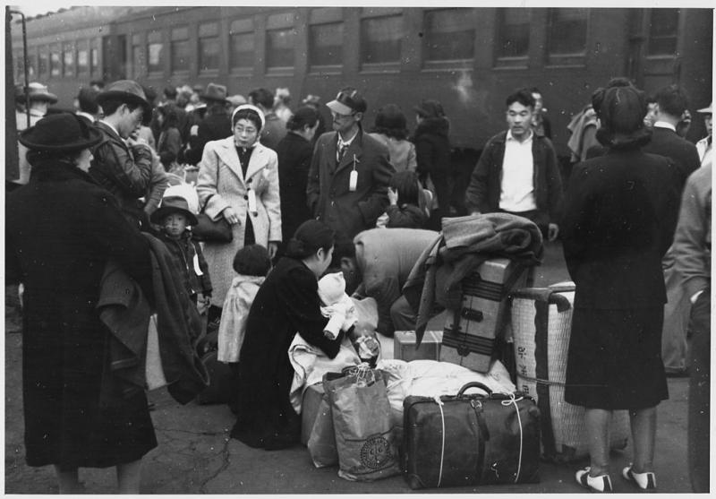 1024px-JapaneseneartrainsduringRelocation-NARA-195538