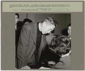 Gedwongen evacuatie van Japanse landgenoten 1942 SanFranciscoCalifApr1942AclergymanofJapaneseancestryreceivinginformationontheevacuationofpersonswhowillbehousedinWarRelocationAuthoritycentersforthedurationthewarLO