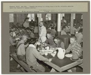 Gedwongen evacuatie van Japanse landgenoten 1942 ManzanarCalifApr1942JapanesemeneatinginadiningroomattheWarRelocationAuthoritycenterforevacueesofJapaneseancestryLOC