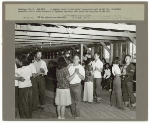 Gedwongen evacuatie van Japanse landgenoten 1942 ManzanarCalifMay1942AdancingclassinthegirlsrecreationhallattheWarRelocationAuthoritycenterwhereevacueesofJapaneseancestrywillspendthedurationofthewarLOC